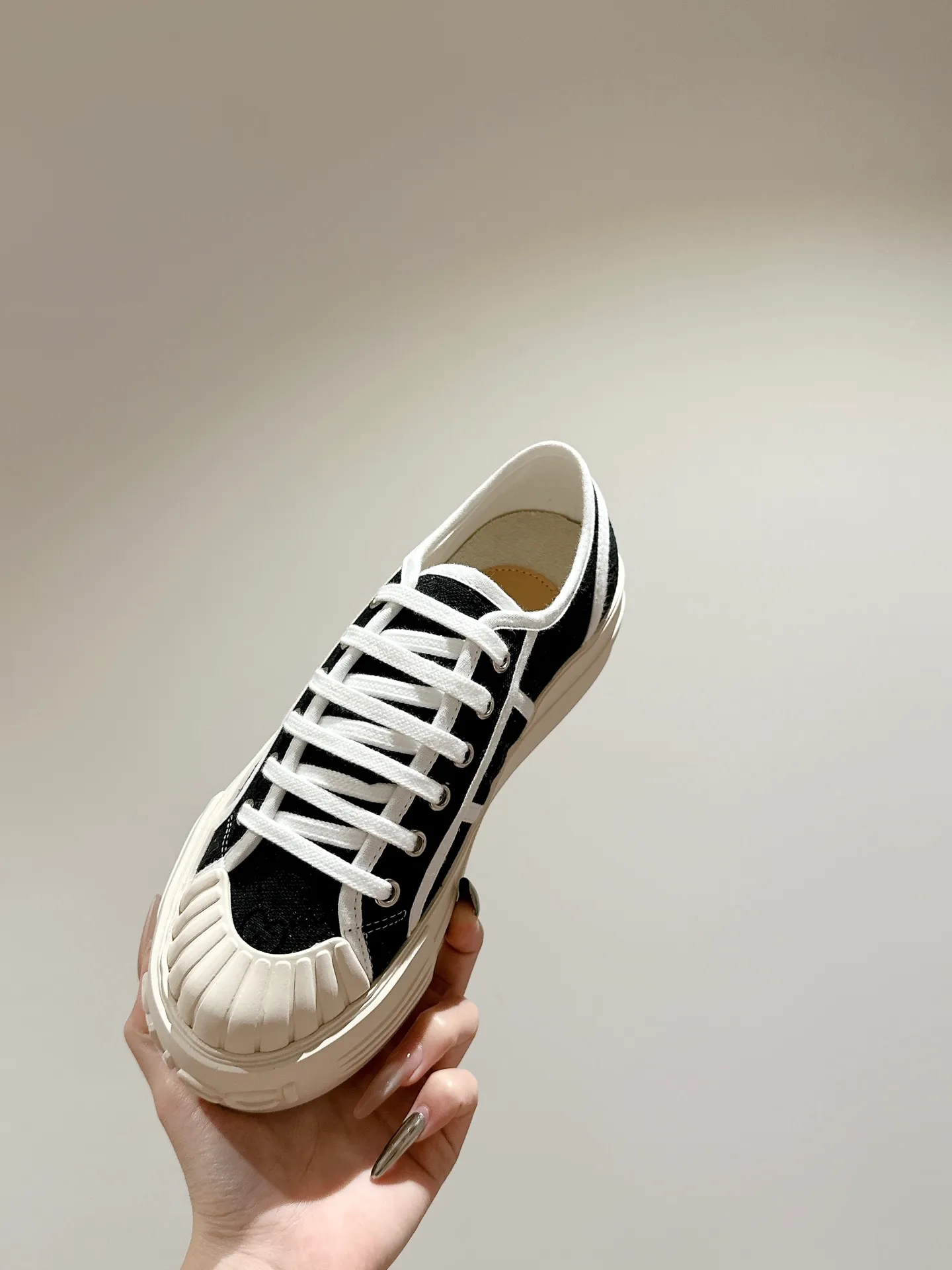 👟👟Ex-factory price 520👟👟 Women's models are new🆕 Arrival Gucci tennis 1977 classic Loft series canvas shoes... 2025 hot recommended model, G+1977×Disney cooperation series... GG canvas is made of finished products and incorporates brand elements. The retro style is rich, the classics and feelings are perfect for recall! Each color fabric developed by the original version is customized by the original version, and we pursue the ultimate in large-scale products! Market-level top version ⚠ Fabric: Customized GG cloth electric embroidery/5D washed distressed canvas Lining: Customized terry cloth lining (the feet are fitted and cannot be disassembled) Outsole: Original molded TPU two-color outsole Size: 35-40 (41 customized)